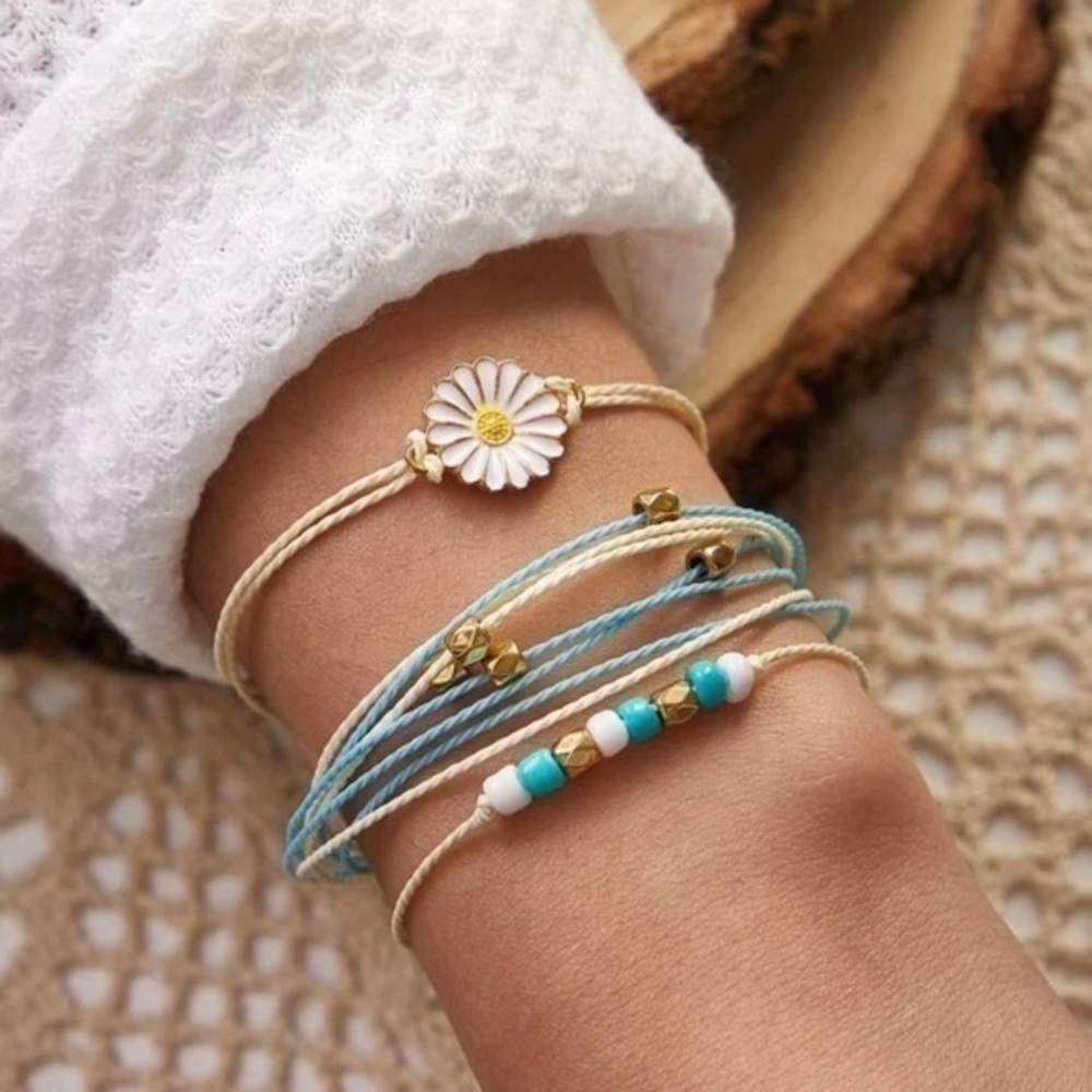 3/$30 💛 Sunflower Charm String Braceletd